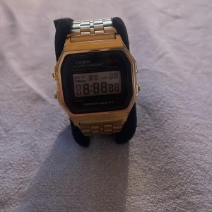 Casio Klocka - Införskaffningpris: 600nok Ditt pris: 369kr frakt ingår. Kan gå ner lite i pris om snabbaffär.