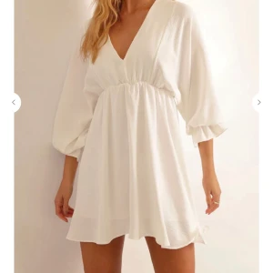 Vit klänning - Säljer denna jättefina studentklänning från chiquelle, då jag har hittat en annan studentklänning. Den är helt oanvänd och endast testad och prislappen är kvar!