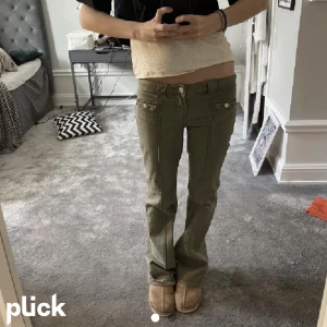 Gröna Lågmidjade byxor - Säljer dessa sjukt fina lågmidjade byxor, helt oanvända då dem inte var min stil🙌🏻storlek 34💕 Helt sålda överallt!!