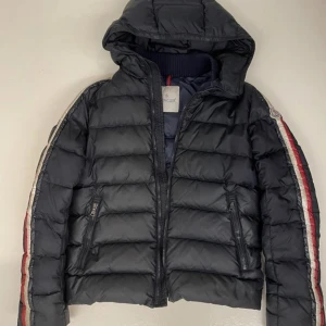 Moncler - Säljer min snygga Moncler jacka i väldigt bra skick. Strl 14 stl Självklart äkta. Hör av dig vid minsta fundering!🙌🏼