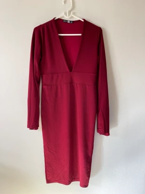 Elegant och snygg klänning 🥰 - Använd en gång, sitter taight och fint men har stretch i materialet! 