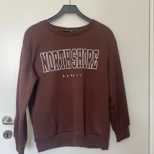 Sweatshirt M - Säljer en brun sweatshirt från shein. Den är strl M men liten i strl så skulle säga att den passar XXS-S