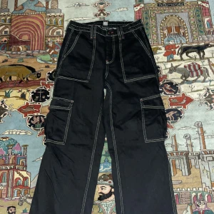 Byxor - Säljer dem här byxorna från urban outfitters då det inte passar. Det här paret säljs inte längre och är i pefekt kondition förutom i ändan av höger benat som man ser i bild 3. Priser går att diskutera