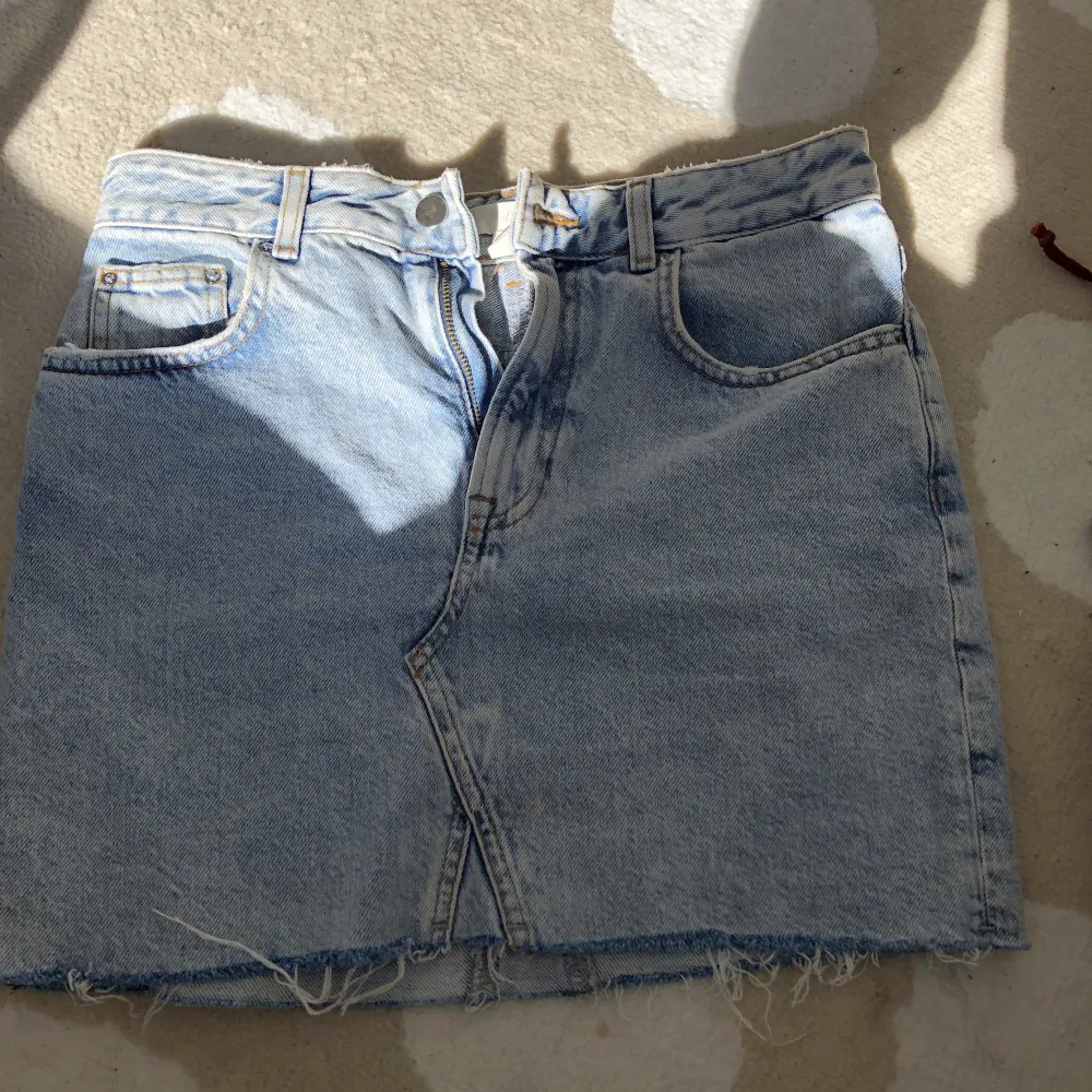 Säljer denna jeans kjol då den längre inte används. Köpt för 300. Kjolar.