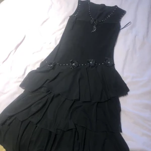 chiffon klänning - fin klänning med volanger använt en gång