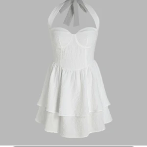 Vit sommarklänning/studentklänning  - Köpte denna från cider i stl L men tyvärr är den för liten. Sitter mer som en M. Då returen kostar mer än självaste klänningen tänkte jag sälja den här. Originalpris 320 men jag kan  sälja den för 220.  Skick: helt ny då jag endast provat den en gång 