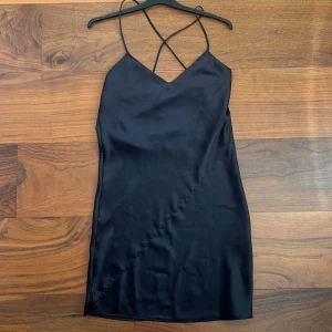 Slipdress - Svart slipdress med rygg som hänger ner lite. Aldrig använd men köpt vintage i nyc🧡