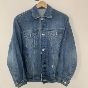 Jeansjacka - Jeansjacka i storlek S/en liten M. Fraktar eller hämtas i Älvsjö