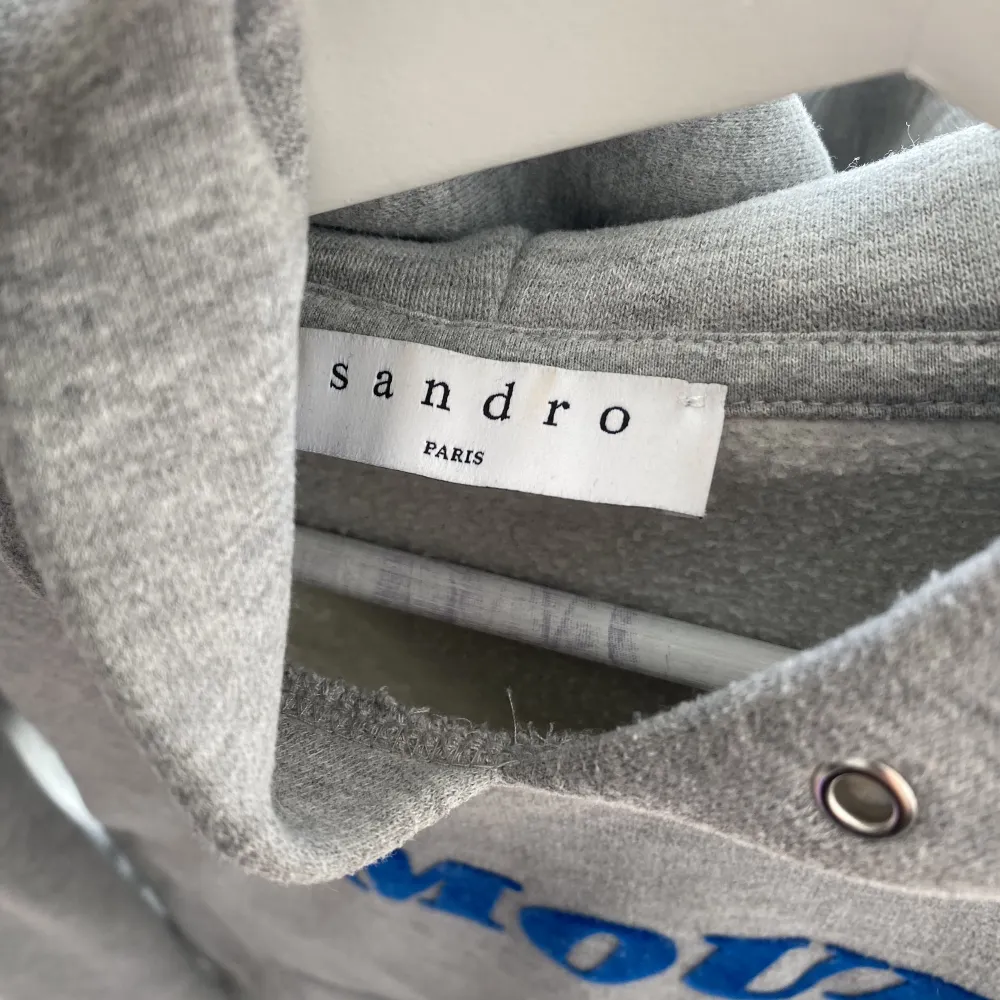 Säljer min skit snygga Sandro hoodie, knappt använd så bra skick💘. Hoodies.