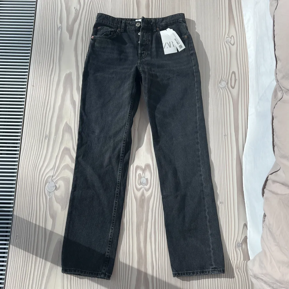 Mörk gråa Zara Jeans, i storkel 38. Modell; straight. Helt oanvända med lapp kvar.. Jeans & Byxor.