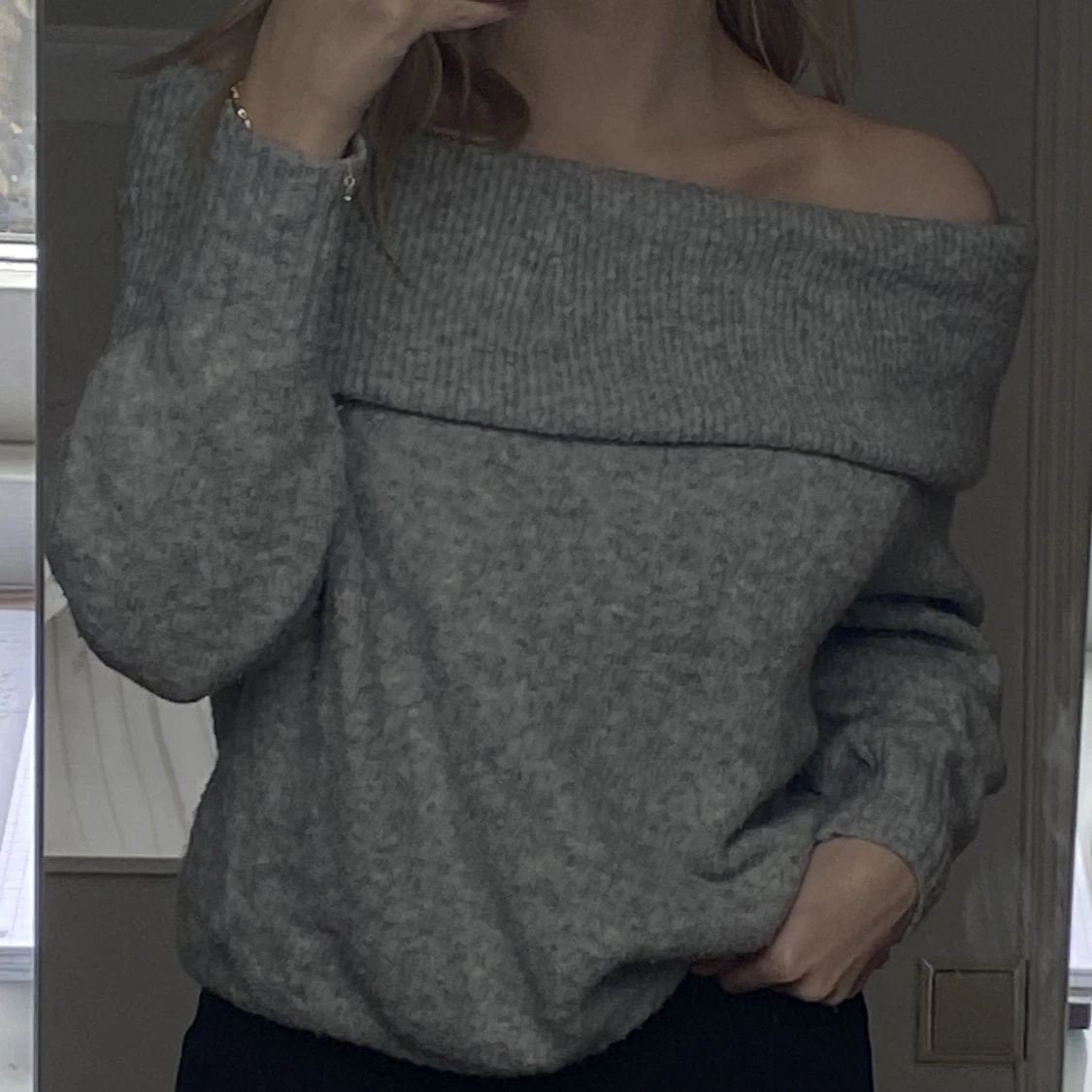 Grå off-shoulder tjocktröja - 90