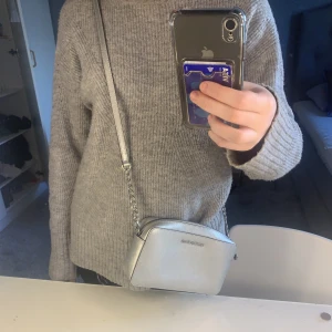 Michael kors väska - michael kors väska, säljer billigt då jag inte har plats för den o vill bara sälja snabbt! nypris runt 1500 