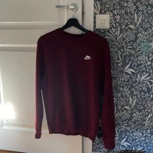 Nike sweatshirt  - En vinröd schysst sweatshirt i storlek xs men passar som s. Säljer för jag är för stor för den!