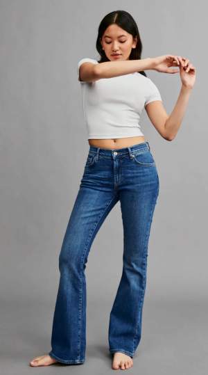 Säljer mina low waist bootcut jeans från Gina tricot😻knappt använda. Nypris 500kr