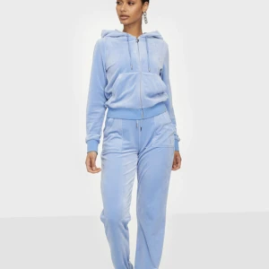 Juciy Couture sett - säljer detta jätte fina juciy sett för de inte kommer till användning, tröjan är aldrig använd och byxorna är få tal gånger använd. Endast tvättade 1 gång så de är som nya  tröja 1099kr byxor 999kr  båda 1899kr