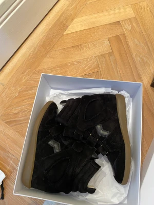 Isabel Marant Beckett 38 - Säljer dessa Isabel Marant Beckett i storlek 38. Köpta nu i mars 2023 på Nathalie Schuterman och har aldrig använt, så därav inga skavanker eller märken överhuvudtaget. Säljer då jag ångrade mig och returrätten tyvärr hann gå ut🥰