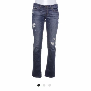 Hollister jeans - Jeansen är flare. Låg midja. De passar mig då jag brukar ha s i jeans. Säljer jeansen då de ej passar in i min stil. För mer info om hur de sitter på eller annat är det bara att skriva till mig💓pris kan diskuteras💓💓