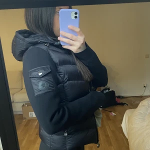 Moncler jacka - Säljes pga att jag inte känner att jag passar i den, använt fåtal gånger, så nästintill ny. Nypris är ca 8000. Köptes för 6500 därav säljer jag den för 5000:-❤️❤️