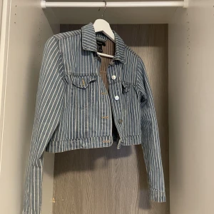Jeansjacka  - Blå jeans jacka, väldigt fin😍 har bara använt den någon gång☺️