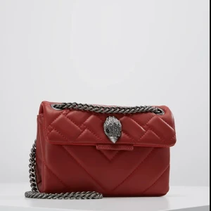 Kurt Geiger väska - Säljer min jätte fina Kurt Geiger väska som är i jättebra skick❤️Skriv för fler bilder! Dustbag ingår❤️