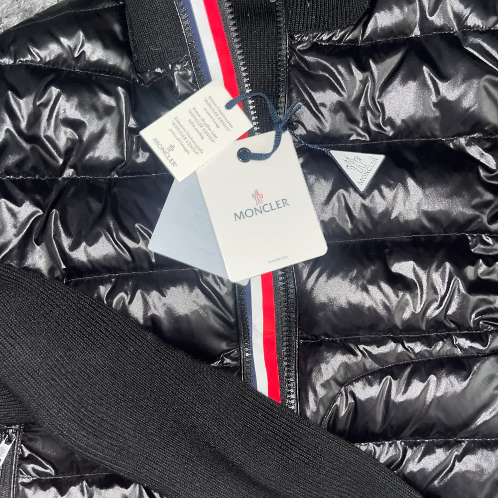Moncler Cardigan i storlek M som har använts några gånger därför de bra skick på den. Skick 9/10 Finns QR kod/tags. Osäker om den e äkta, där av priset! Hör av dig om du är intresserad eller har några frågor osv!😉. Takit.