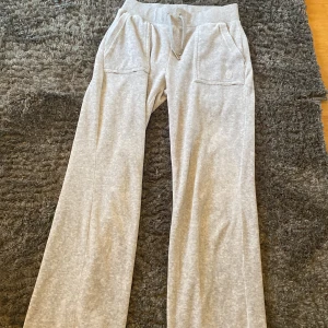 Gråa juicy byxor💫 - Ett par ljusgråa juicy couture byxor, i storlek XS. Använda ca 1-2 gånger💘