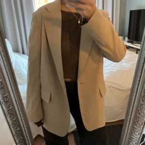 Beige kavaj HM - En beige overaized kavaj från HM storlek M. 