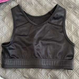 Topp - En enkel svart topp i bra skick