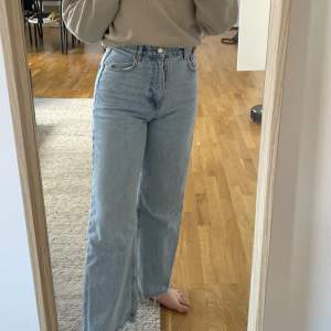 Jeans från Zara storlek 36. Längden passar någon som är runt 162 lång. Knappt använda. 