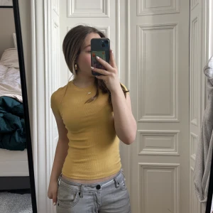 Sommar-topp - Jättesöt gul sommar-topp från monki. Storlek xxs men är väldigt stretchig så funkar för de flesta! 