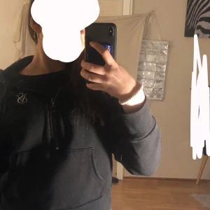Vicktoria secret zip  - En jätte fin half zip vicktoria secret tröja. Ganska kort modell men är jätte fin, väldigt bra skick och är inte så andvänd, säljs pga av att den ej används. Stl xs, köptes för 500