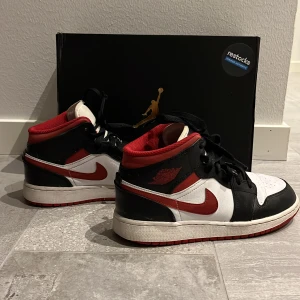 Jordan 1 Mid - Säljer mina Jordans eftersom att jag har vuxit ur dem.💞 Köpta på Restocks för 2300kr.💕 Lite slitna då de använts en del.💗 Kan skicka flera bilder bara du ber om det. Priset kan diskuteras vid snabb affär. Köparen står för frakten.💞