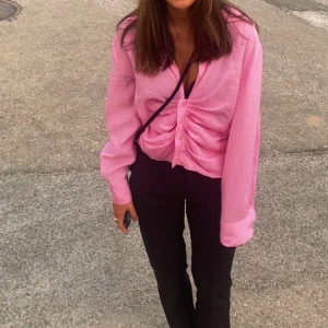 Zara blus - Säljer denna super fina blusen från zara!⚡️ då den inte kommer till så mycket använding längre.. perfekt till sommaren⚡️ storlek L men passar mig som brukar ha xs-s. Berors på hur man vill att den sitter