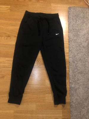 Nike mjukis  - Helt nya Nike mjukis byxor i stl S säljs pga av att dem ej används, jätte fint skick helt oanvänd, fickor längst fram och Nike märke. Det är den nya modellen. Säljs för 500