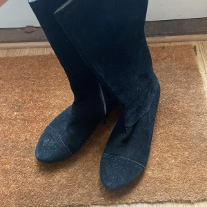 Mocka boots - Så söta mocka boots med fina detaljer på tån o mini klack. Säljer pga de tyvärr är för små för mig som är 39/40 :( dvs de passar mer 38. 