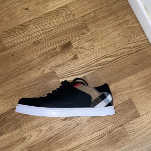 Burrbery tröja  - Jag säljer min burrbery skor för dom passar inte mig längre och har tröttnat på dom. Skriv i dm  för mer bilder (boxen är lite trasig)  