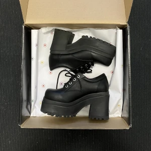 platåskor från delias - helt nya platåskor med så najs 90-tals vibbar, från märker delias, köpta från dolls kill för cirka 1200kr inklusive frakten.  de är i storleken us 6 vilket ungefär är eu 36  skriv gärna med frågor xoxo😽