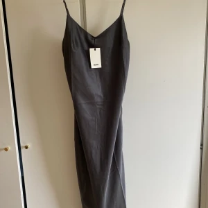 Klänning - Grå klänning från bikbok. Aldrig använd!!