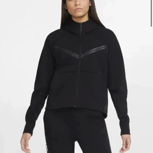Söker  S - Söker en Nike tech i svart färg dam modell som ny storlek S