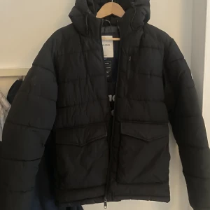 Pufferjacka Jack&Jones  - Dunjacka i mycket fint skick från jack&jones! Storleken M! Perfekt för vintern