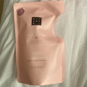 Ritual of sakura - Doftar gudomligt. Fick den i present, oöppnad. säljer för 100kr pris kan diskuteras. Obs i samband med body scruben som säljs på min sida får ni bägge för bara 140kr