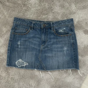 Lågmidjat jeanskjol - Lågmidjat jeanskjol med nitar❤️‍🔥för 150 kr. 