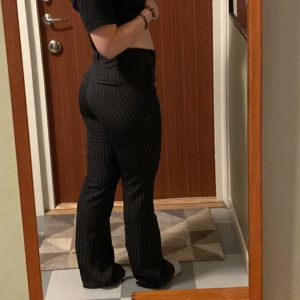 Bikbok kostym byxof - Säljer dom populära Boström byxorna från bikbok! Jätte fint skick, bekväma. Jag säljer pga ingen användning av dom. Byxorna är svarta och har vita ränder. Skriv privat för fler bilder/frågor💕 köpare står för frakten men kan mötas upp i Malmö💝