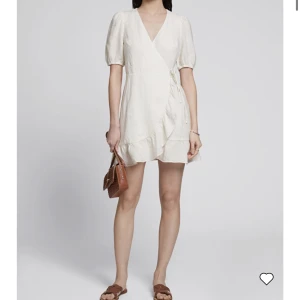 Klänning & other stories  - Säljer nu denna populära & eftertraktade klänning. Endast använd en gång. Linneklänning från & other stories, strl 42 men liten i storlek, mer som en 40. Slutsåld på hemsidan i alla storlekar!❤️❤️ nypris:890 mitt pris:550 kan gå ner vid snabb affär.