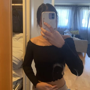 Topp! - Denna off shoulder topp är till salu! Jätte skön och fin! Väldig basic men snygg! Stretchig och lite ribbat material! Nästan aldrig använd! Hör av er vid fler bilder/ frågor😍💕