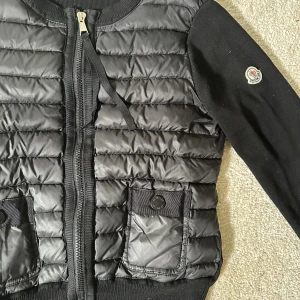 Moncler cardigan  - Så fin moncler cardigan i strl 2 vilken motsvarar ca S-M. Väldigt fint skick!💕