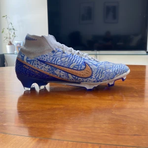 Nike mercurial Superfly 9 Elite Cr7 storlek 41 - Nike mercurial Superfly 9 elite storlek 41 som jag har använt 2 träningar. Nypris 3399kr Säljer för 1499kr