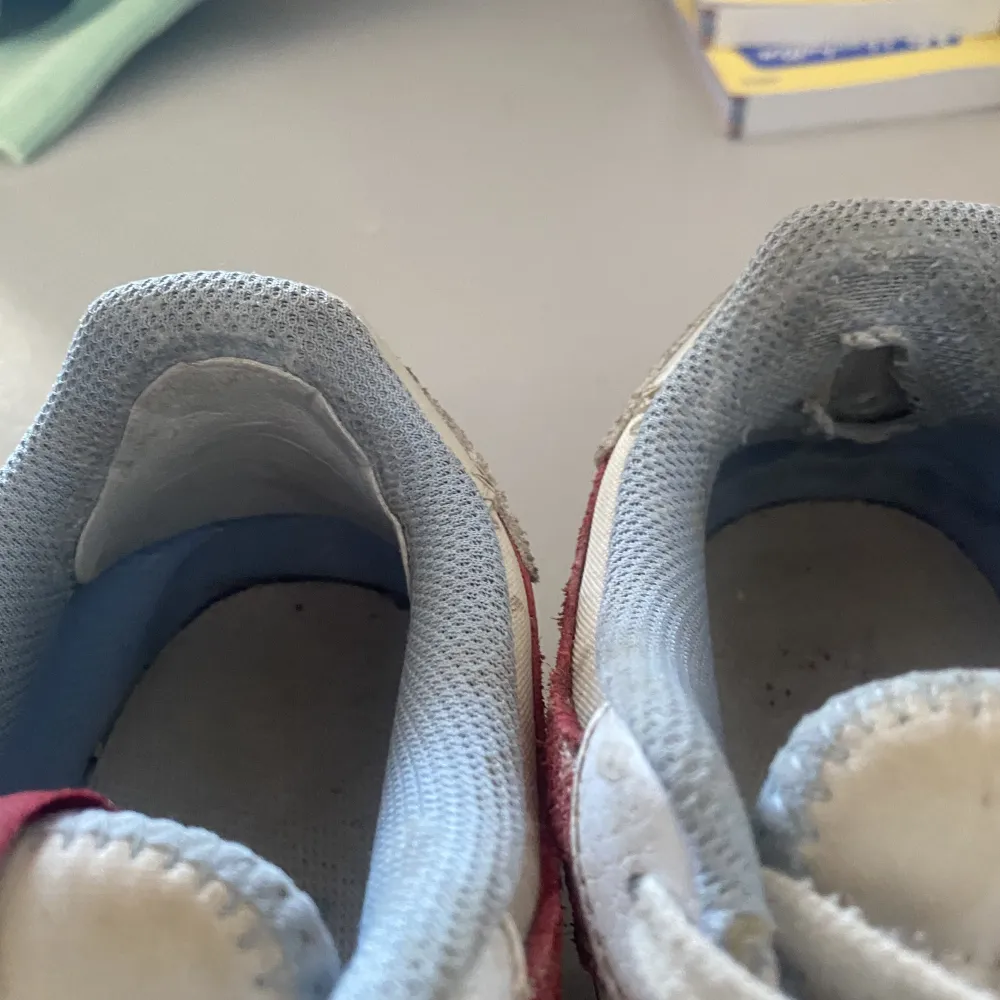 Säljer mina älskade Nike air force shadow då dem blivit för små😫 Älskar dem, skick enligt bilder och därav lägre prisklass (lagning höger bak sko)💗. Skor.