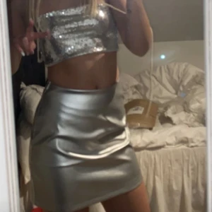 Minikjol  - Silver metallic kjol från I Saw It First i storlek 34, använd 1 gång. Nypris 360kr säljer för 150kr (pris kan diskuteras)