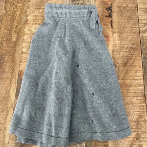 Grå kjol - En hel grå kjol med gråa prickar på. Den e ganska tjock men funkar ändå på sommaren. Säljer den för den är för liten för mig